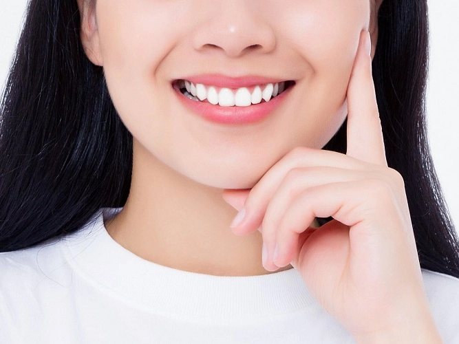 Răng khểnh duyên chỉ hơi lệch nhẹ, tạo nên nét duyên dáng cho nụ cười